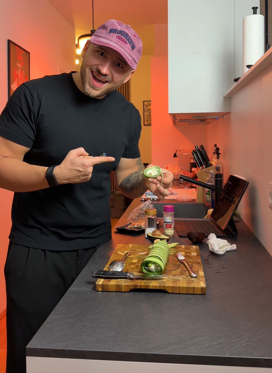 Coach kocht eine Mahlzeit.